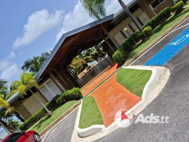 Seafront condo for rent in Claxton Bay